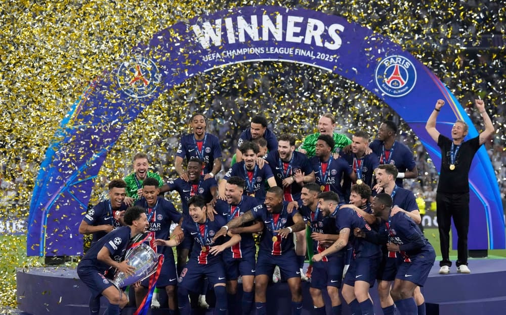 RAIH GELAR: Para pemain PSG merayakan kemenangan setelah meraih gelar Liga Champions perdana, kemarin.