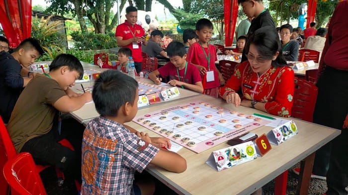 BERTANDING: Wali Kota Singkawang Tjhai Chui Mie saat menjajal catur Cina usai membukaTurnamen terbuka Xiangqi (catur Cina) di Taman Rekreasi Teratai Indah, Jumat (30/5)