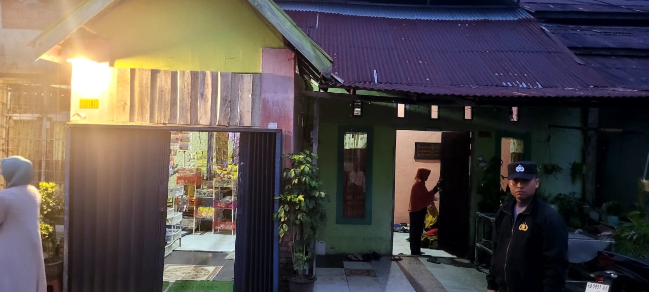 BUNUH DIRI: Polisi saat melakulan olah TKP di rumah tempat meninggalnya JI (36), Jumat (30/5).