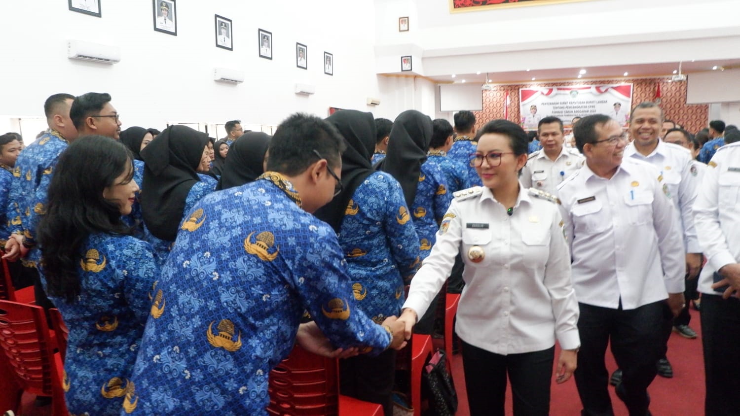 SALAMI: Bupati Landak Karolin Margret Natasa menyalami para PNS baru Kabupaten Landak usai menyerahkan SK kepada 312 CPNS di aula Kantor Bupati Landak, Rabu (28/5).