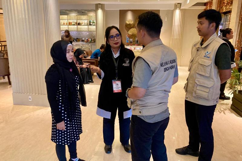 Kuntring alias Tutik, Tenaga Kerja Wanita (TKW) asal Indonesia didampimgi petugas BP3TKI dan Ketua DPD PDRI Kalbar saat berada di Pontianak. Tutik TKW yang disekap oleh majikannya di Malaysia.