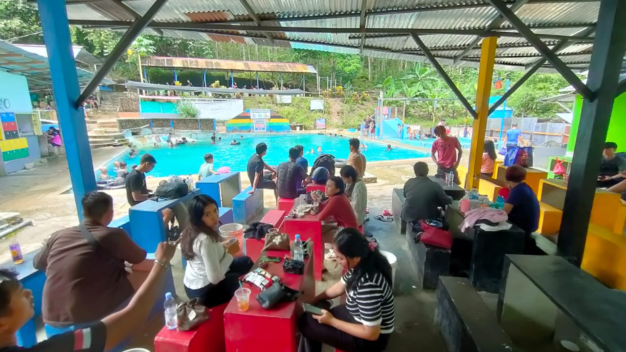MANDI: Kolam Renang Goa Maria dipenuhi pengunjung dari warga Tionghoa yang melaksanakan ritual mandi Bakcang