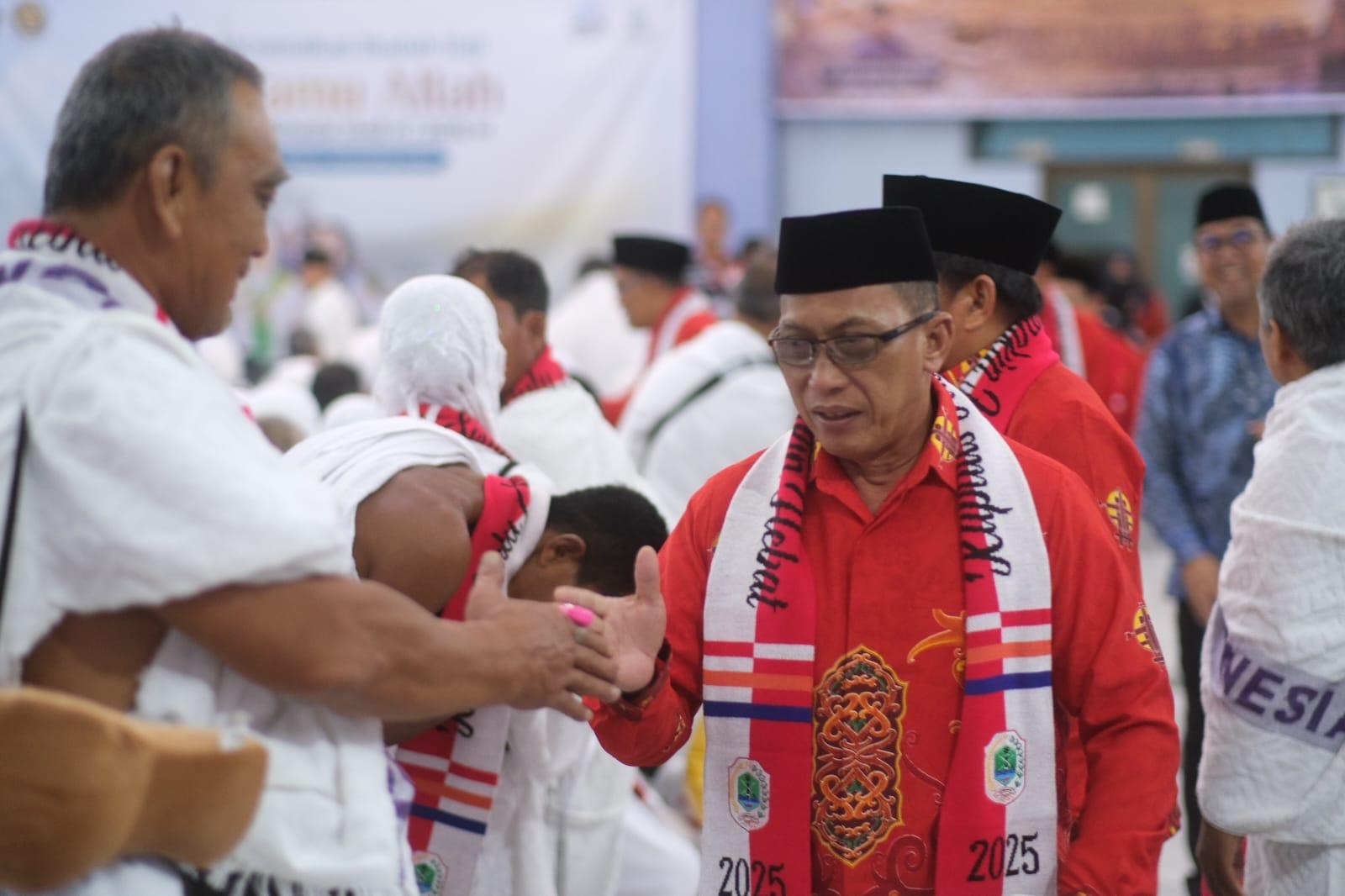 LEPAS: Wakil Bupati Kapuas Hulu saat melepas keberangkatan jemaah haji ke tanah suci Mekkah.