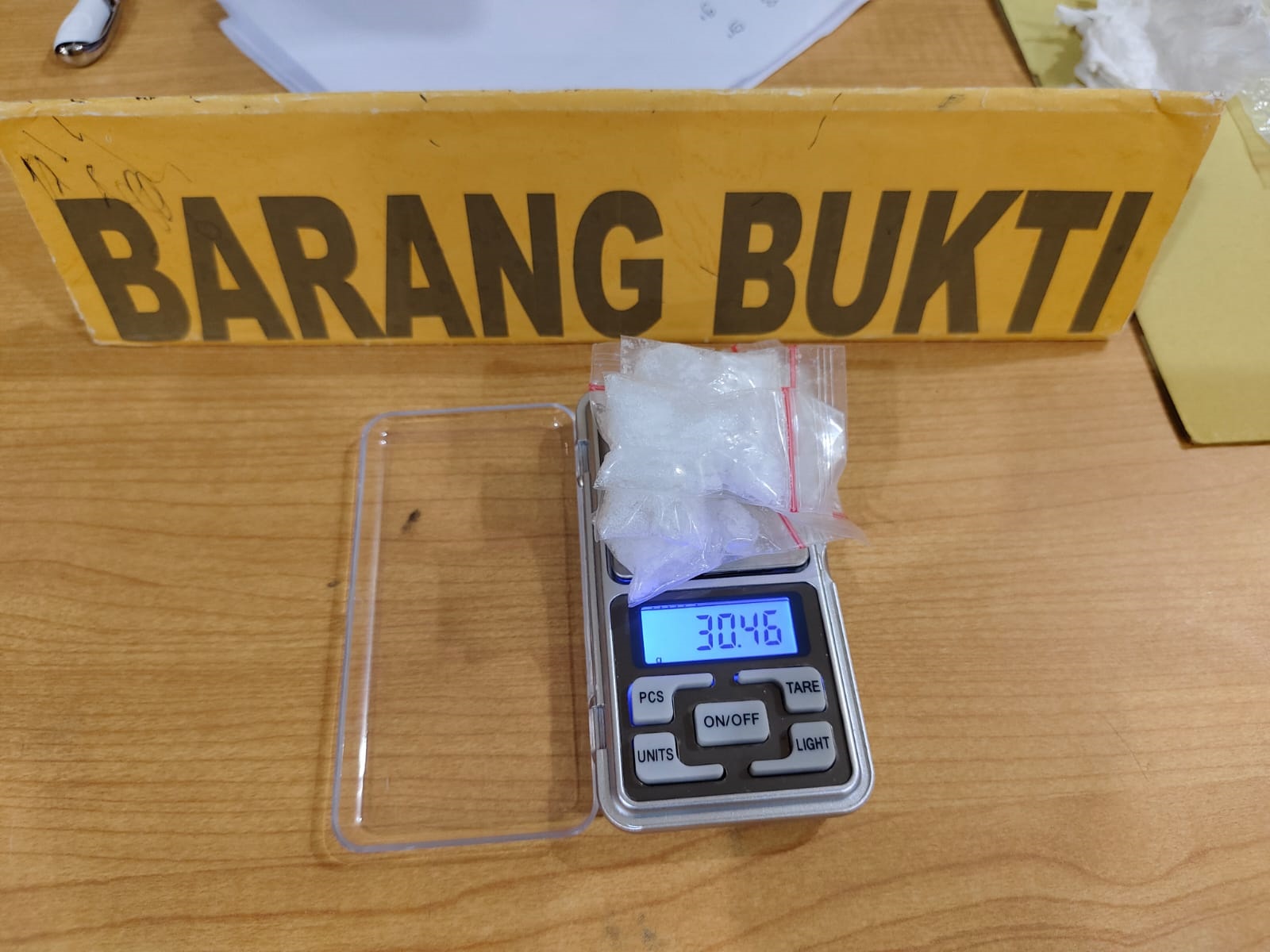 TERSANGKA: Pelaku dan barang bukti diamankan Polres Kapuas Hulu.