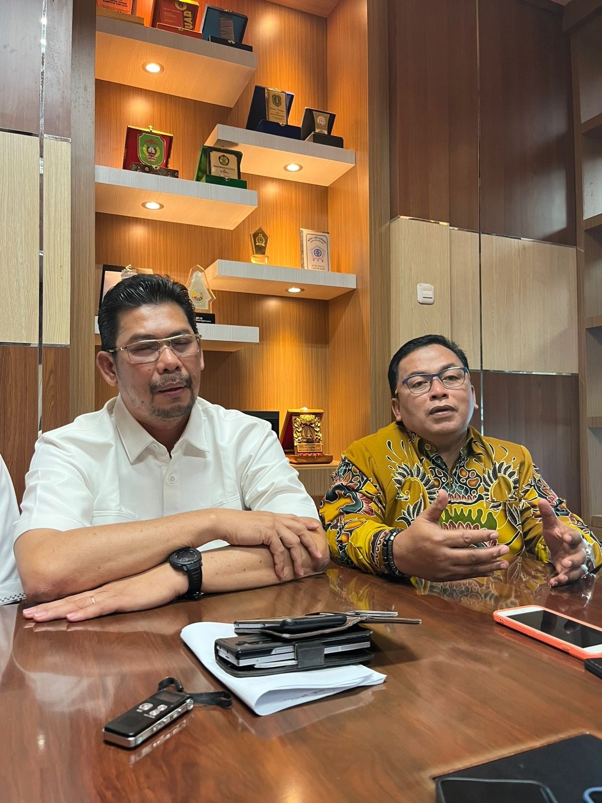 BERSAMA: Ketua DPD REI Kalbar, Baharudin (kiri) didampingi Pembina BPO REI Kalbar, Sukiryanto (kanan).