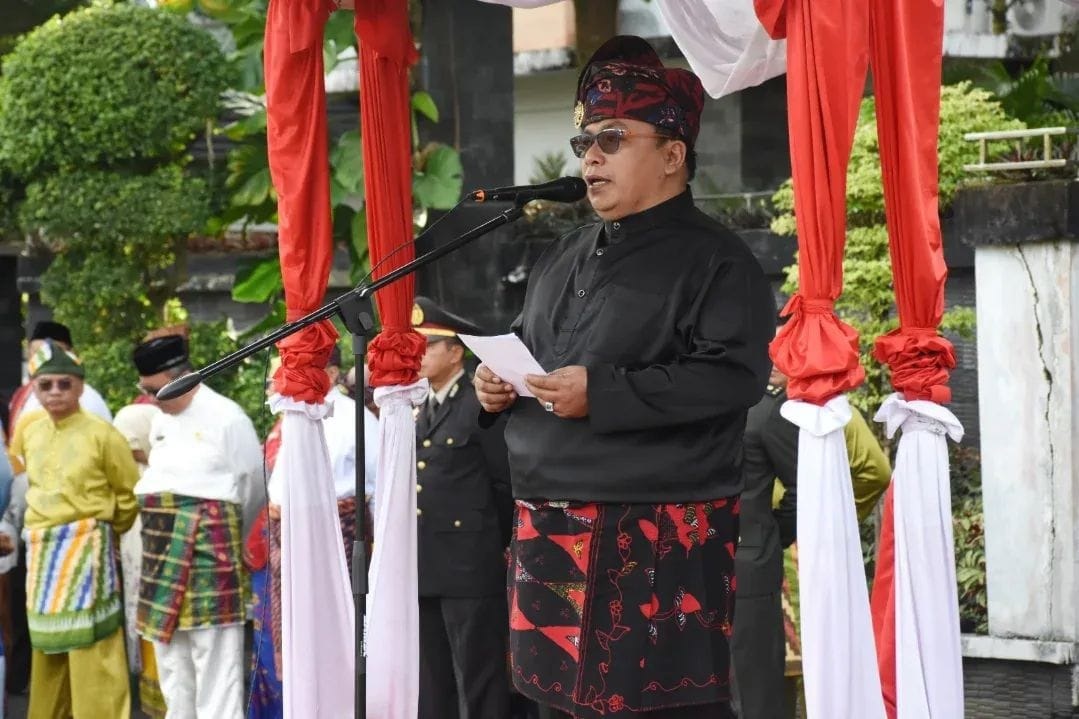 HARI LAHIR PANCASILA: Wabup Kubu Raya, Sukiryanto, memimpin upacara peringatan Hari Lahir Pancasila sebagai momen penguatan nilai-nilai kebangsaan dan persatuan, Senin (2/6) di Halaman Kantor Bupati.