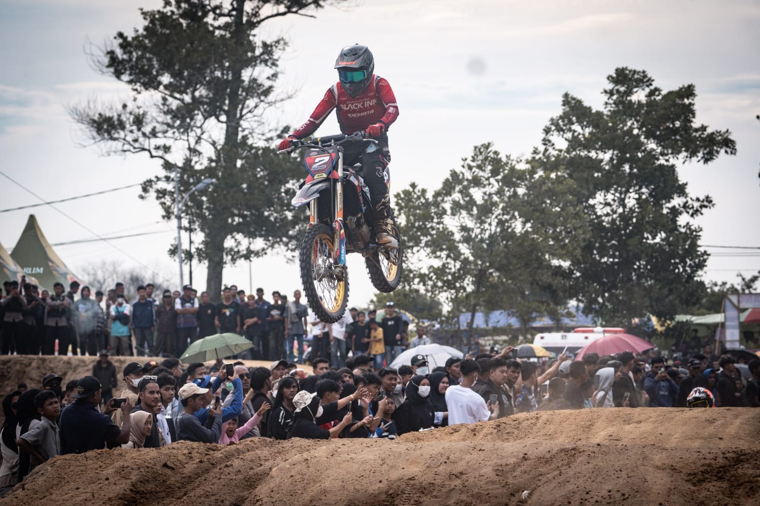 KEMBALI DIGELAR: Grasstrack  Championship Desa Sutera  CUP  seri pertama saat berlangsung di Pantai Pulau Datok , Desa Sutera, Kecamatan Sukadana, Kabupaten Kayong Utara.