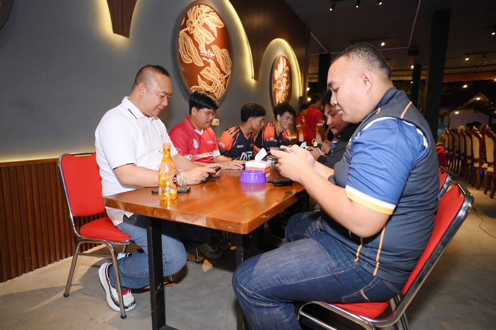 IKUT MERAMAIKAN: Bupati Ketapang, Alexander Wilyo, ikut meramaikan KEC 2025 dalam pertandingan ekshibisi Mobile Legends sebelum babak final.