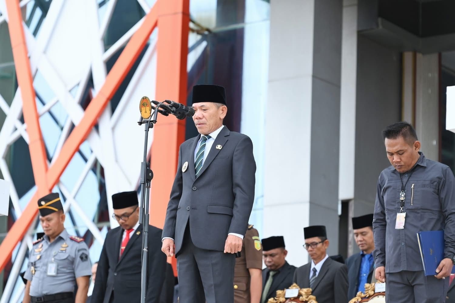 PIMPIN UPACARA: Wabup Ketapang, Jamhuri Amir, memimpin upacara peringatan Hari Lahir Pancasila ke-80 di halaman Kantor Bupati Ketapang, Senin (2/6).