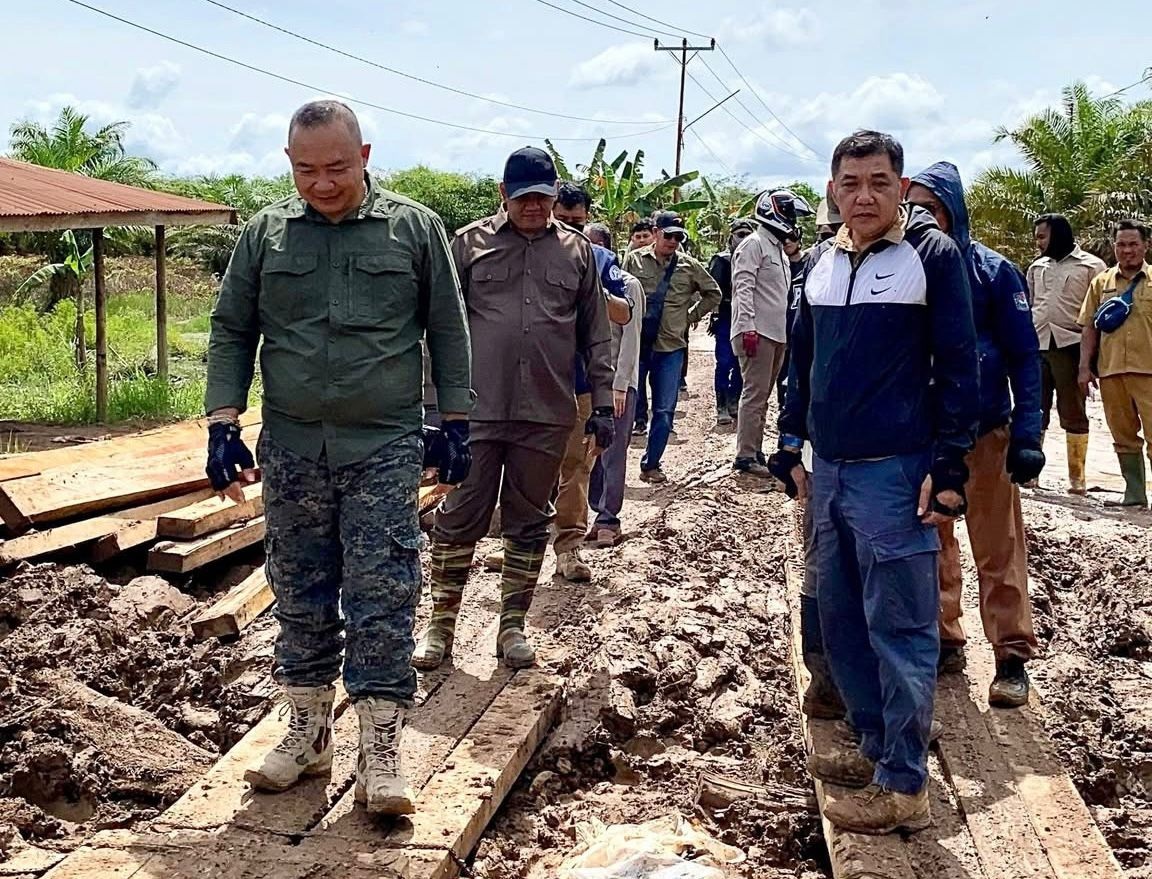 TINJAU: Bupati Ketapang, Alexander Wilyo saat meninjau salah satu ruas jalan yang rusak parah beberapa waktu lalu.