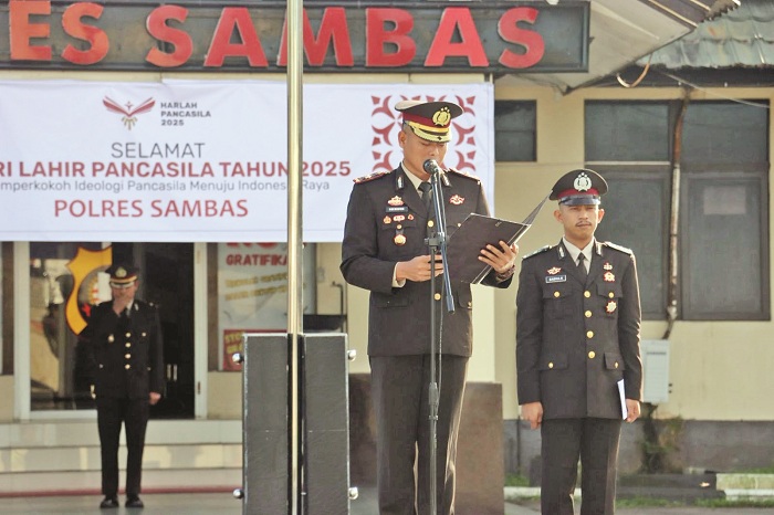 JAGA IDELOGI PANCASILA: Wakapolres Sambas saat memimpin Upacara Hari Lahir Pancasila, di halaman Mapolres Sambas, kemarin.