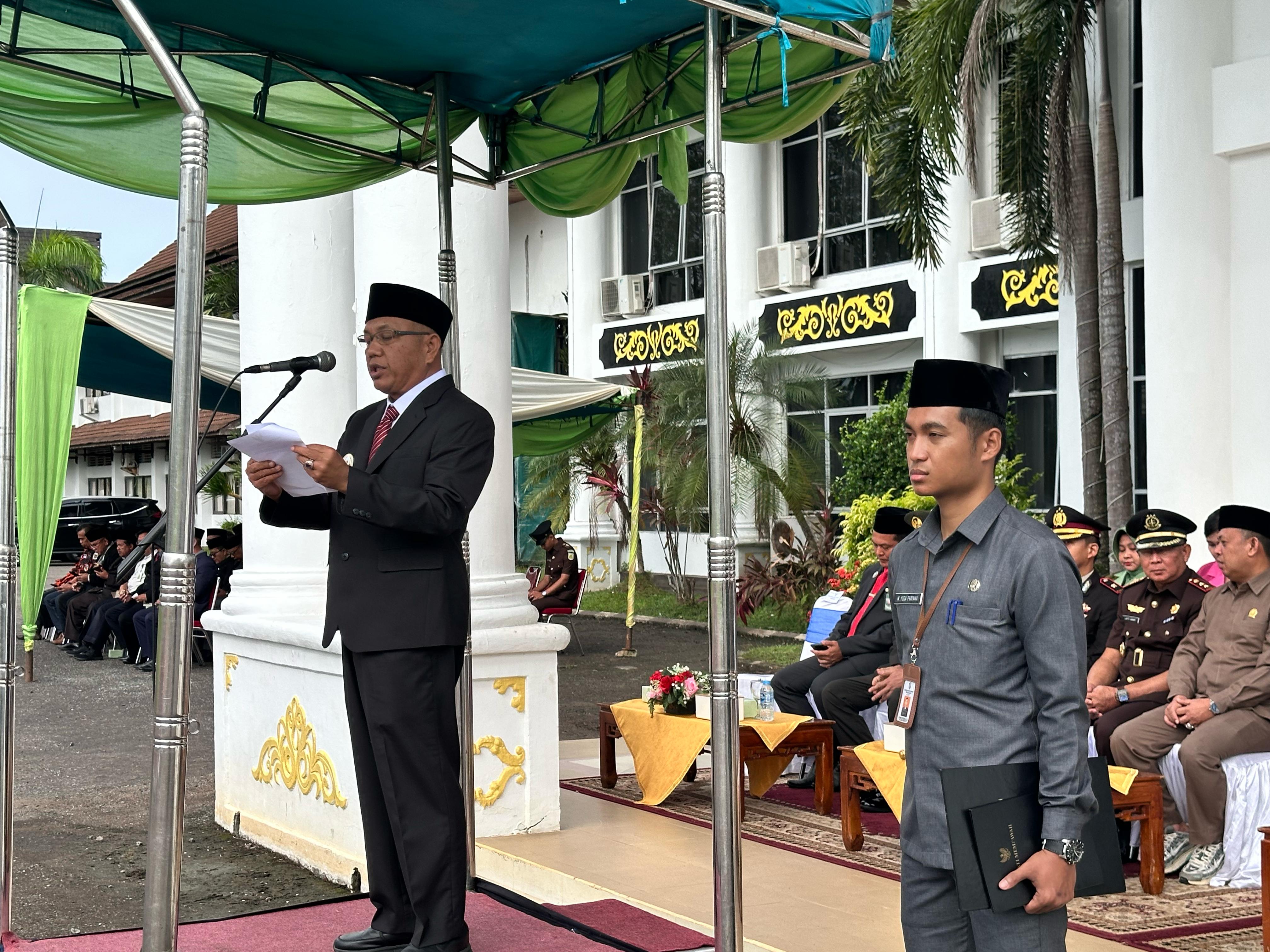 Juli Suryadi Burdadi saat memimpin Upacara