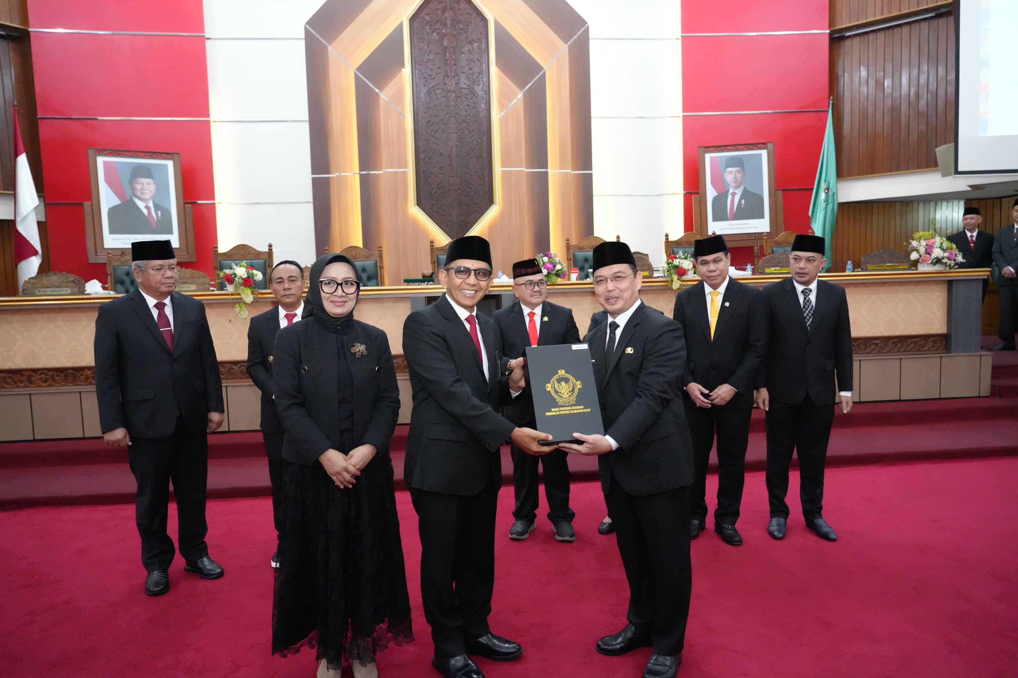 PENYERAHAN LHP: Sidang Paripurna penyerahan LHP atas Laporan Keuangan Pemprov Kalbar 2024 dan IHPD 2024 oleh BPK RI kepada DPRD dan Pemprov Kalbar, Senin (2/6).