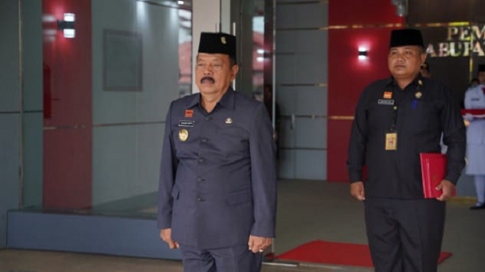 HARLAH: Bupati Sanggau Yohanes Ontot memimpin upacara harlah Pancasila di halaman Pemda Sanggau, Senin (2/6).