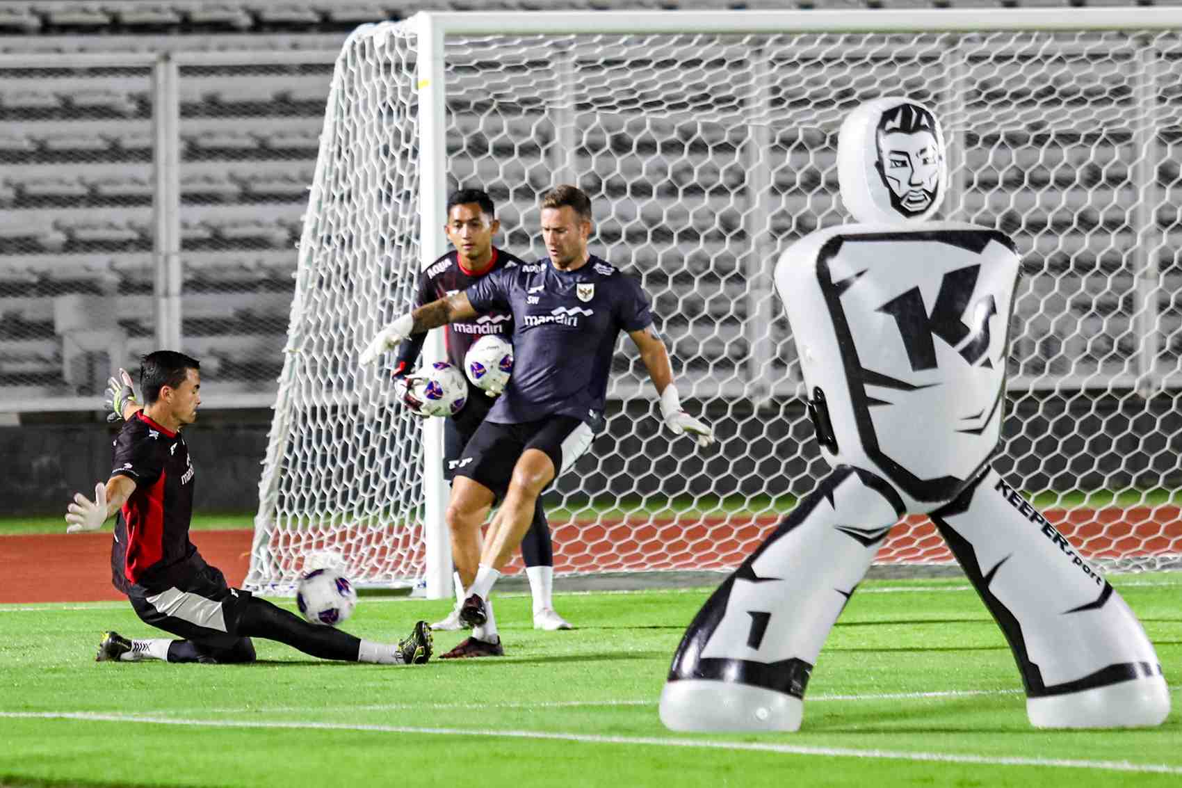 Emil Audero saat latihan menjelang laga debut melawan Tiongkok pada Kualifikasi Piala Dunia Zona Asia grup C (5/6).