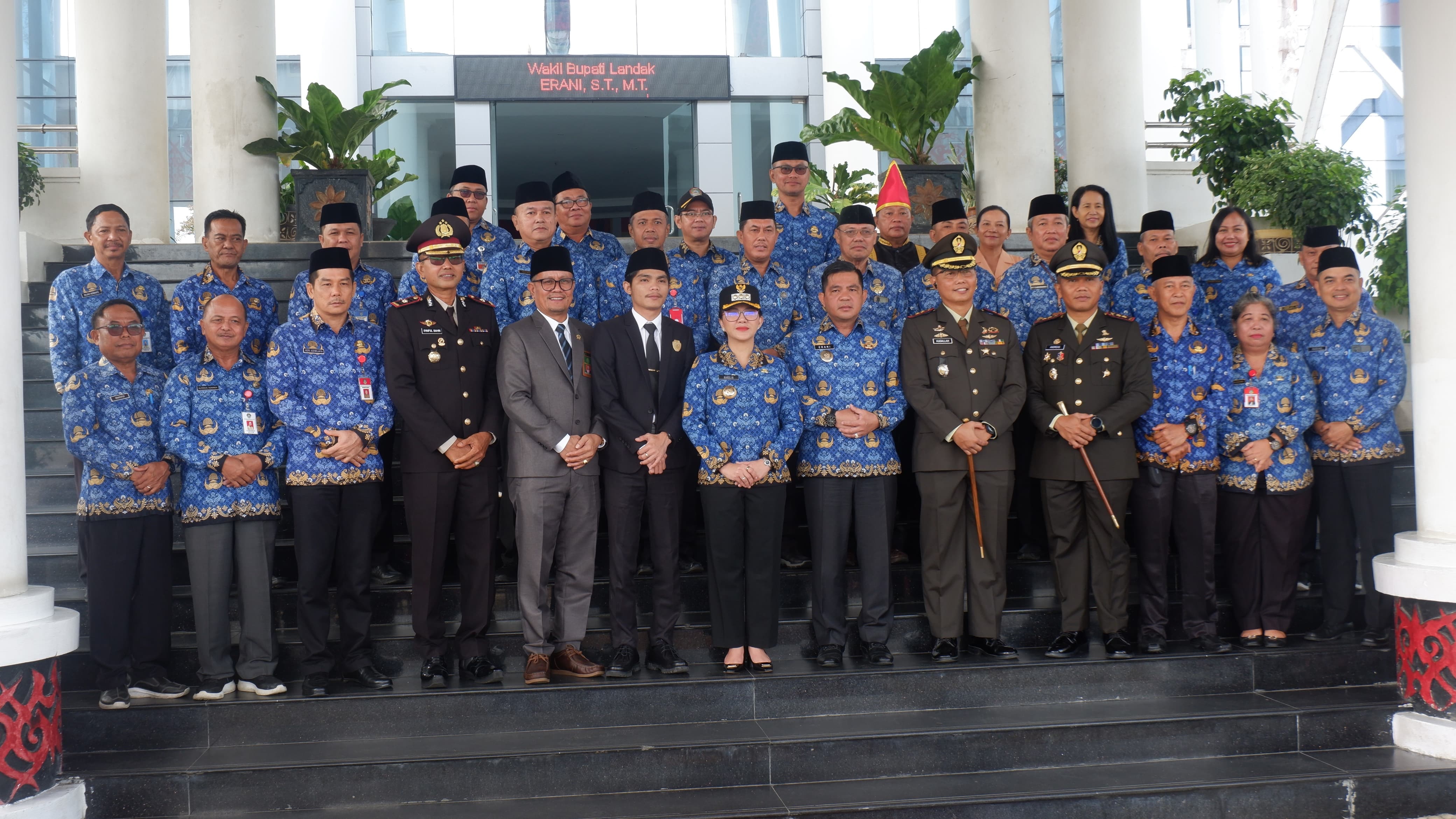 Bupati Landak Karolin Margret Natasa saat memimpin upacara peringatan Hari Lahir Pancasila di halaman Kantor Bupati Landak.