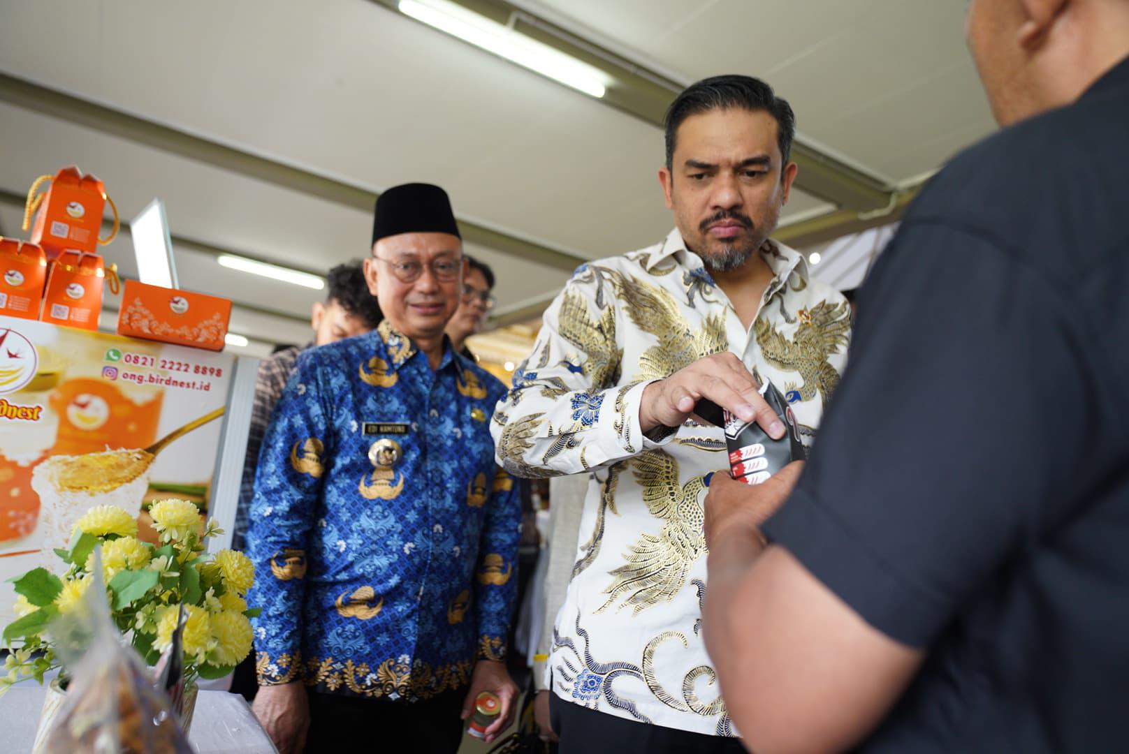 TINJAU PRODUK: Menteri UMKM Maman Abdurrahman bersama Wali Kota Pontianak Edi Rusdi Kamtono meninjau produk UMKM yang hadir pada Entrepreneur Hub Terpadu Kalbar di Auditorium Untan.