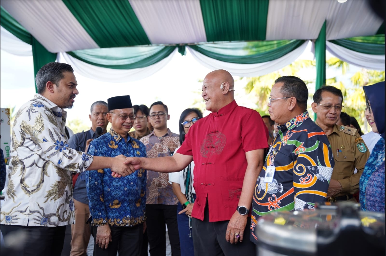 Menteri UMKM  Maman Abdurrahman bersua dengan salah satu UMKM legend Ko Asiang yang didampingi oleh  Wali Kota Pontianak, Edi Rusdi Kamtono dalam peluncuran #KotaMasaDepan, Senin, (2/6/2025).