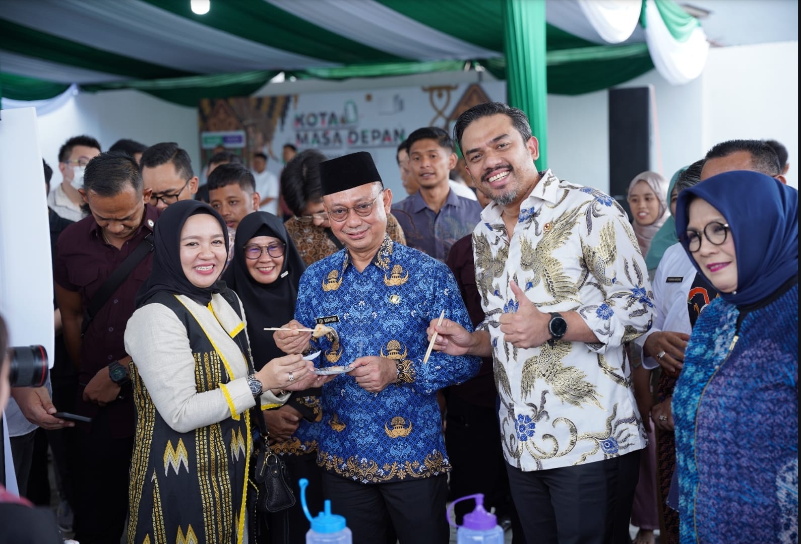 Menteri UMKM, Maman Abdurrahman dan Wali Kota Pontianak, Edi Rusdi Kamtono saat mencicipi kuliner khas Pontianak milik UMKM Dinas Koperasi Pontianak  yang telah mengikuti  program Kota Masa Depan.