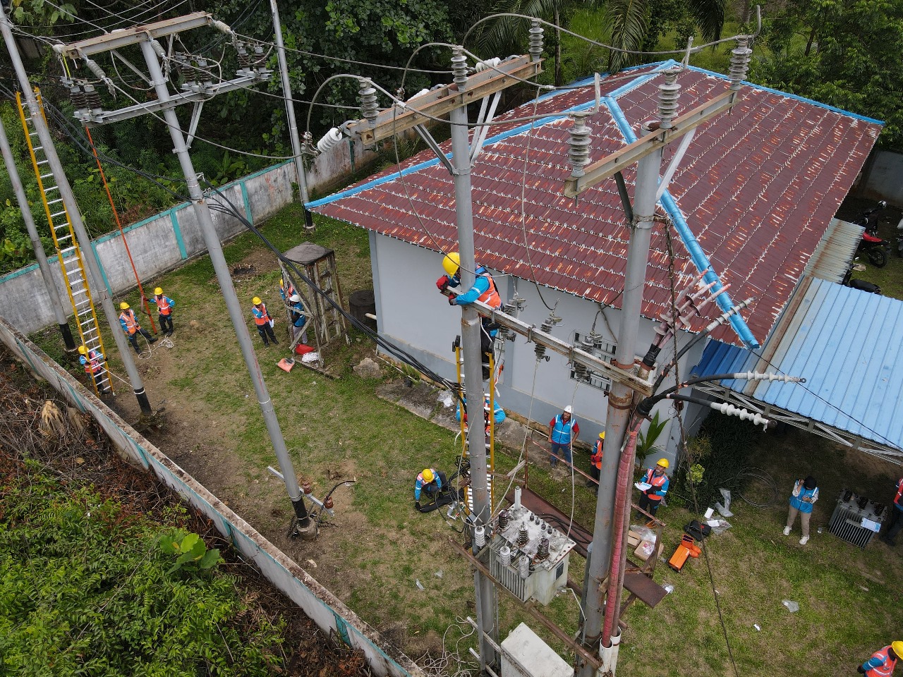 Tampak petugas Yantek sedang melakukan praktik lapangan dengan memanjat pada ketinggian, dilengkapi dengan Alat Pelindung Diri lengkap dan mengikuti Standar Operasional Prosedur (SOP) secara ketat.