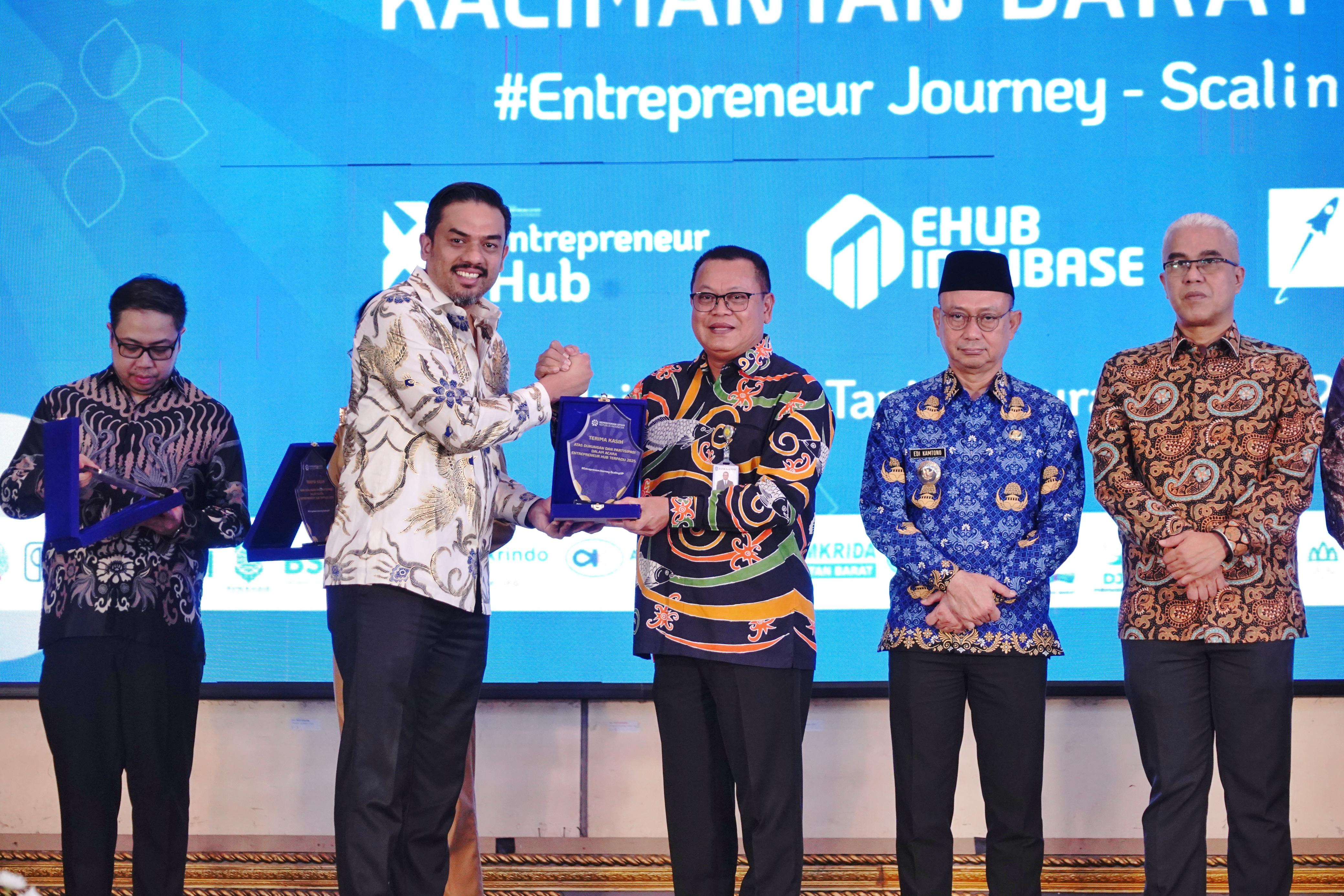 APRESIASI : Menteri UMKM Maman Abdurrahman mengapresiasi Bank Kalbar atas dukungan bank ini terhadap UMKM dalam kegiatan Entrepreneur Hub Terpadu Kalimantan Barat 2025, Senin (2/6).