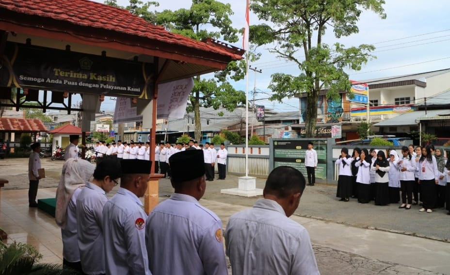 INSPEKTUR UPACARA: Kepala Kantor Kemenag Singkawang Muhlis saat membacakan amanat dari Kepala Badan Pembinaan Ideologi Pancasila (BPIP).