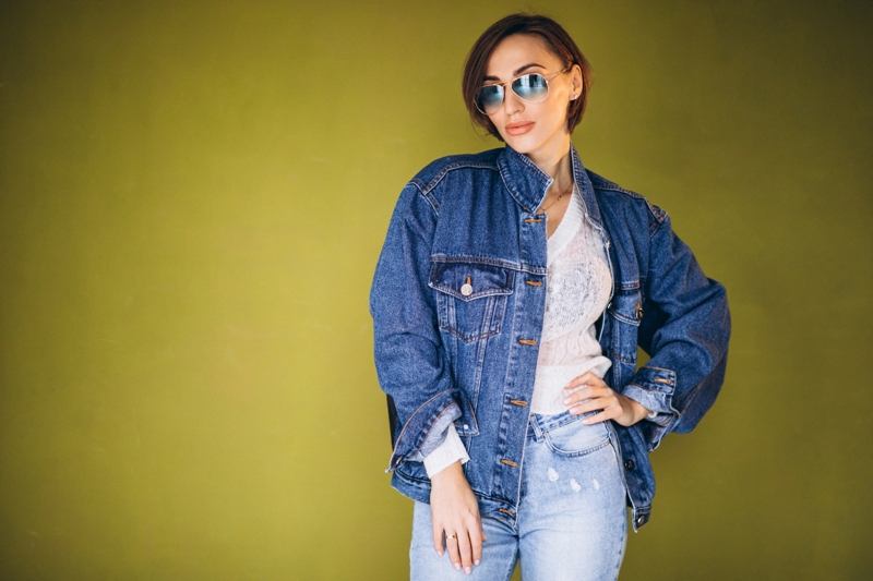 ilustrasi seorang wanita menggunakan pakaian berbahan jeans.