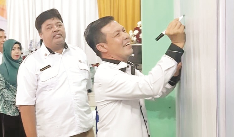KOMITMEN BERSAMA: Penandatanganan Komitmen bersama ODF di Desa Arung Parak