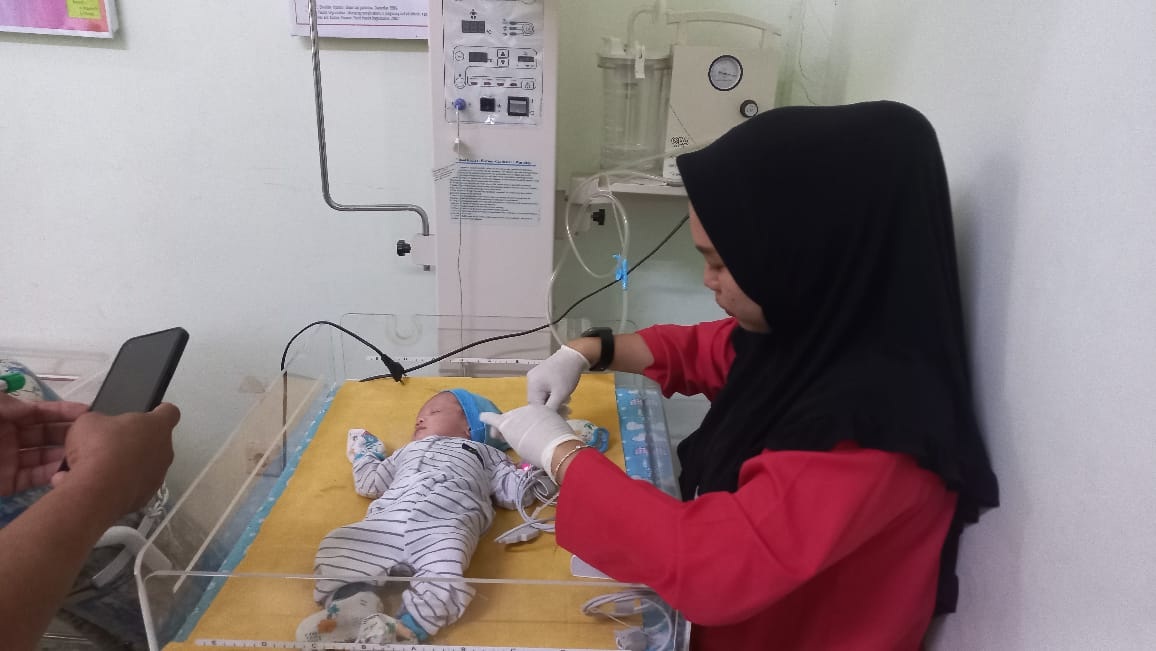 RAWAT: Bayi yang ditemukan saat mendapatkan perawatan di Puskesmas Jongkat.