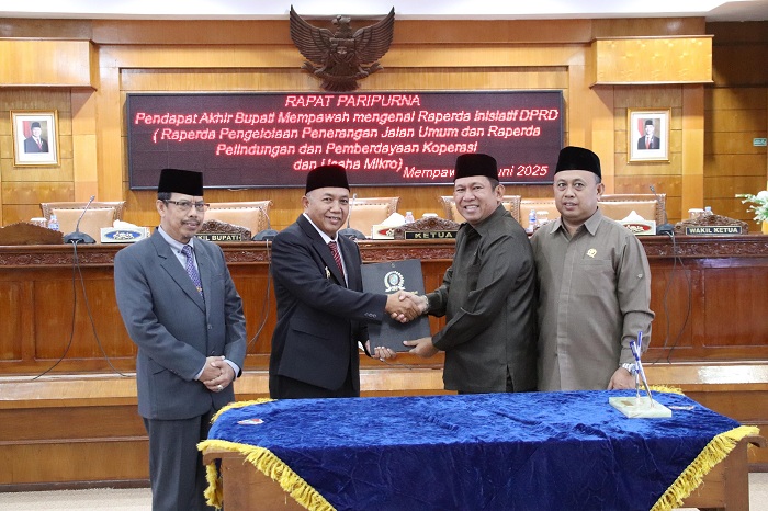SERAHKAN RAPERDA: Wakil Bupati Mempawah menyerahkan raperda yang sudah disetujui kepada Wakil Pimpinan DPRD.