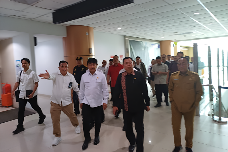 Ketua Komisi V DPR RI Lasarus bersama Dirjen Perhubungan Udara Kemenhub, Wagub Kalbar, dan EGM Bandara Supadio meninjau ruang keberangkatan internasional yang sempat vakum, pada Selasa (4/6/2025).