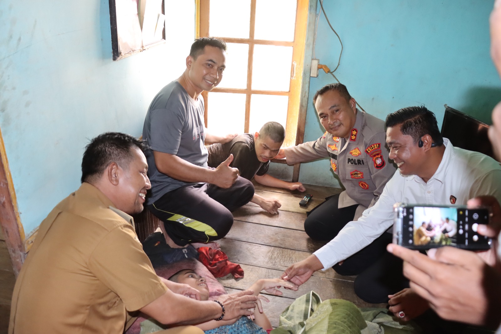 Kapolres Melawi AKBP Harris Batara Simbolon didampingi Kasat Reskrim AKP Ambril mengunjungi salah satu warga yang mengalami kesulitan dalam mobilitas akibat kondisi kesehatan yang dialami dirumahnya.