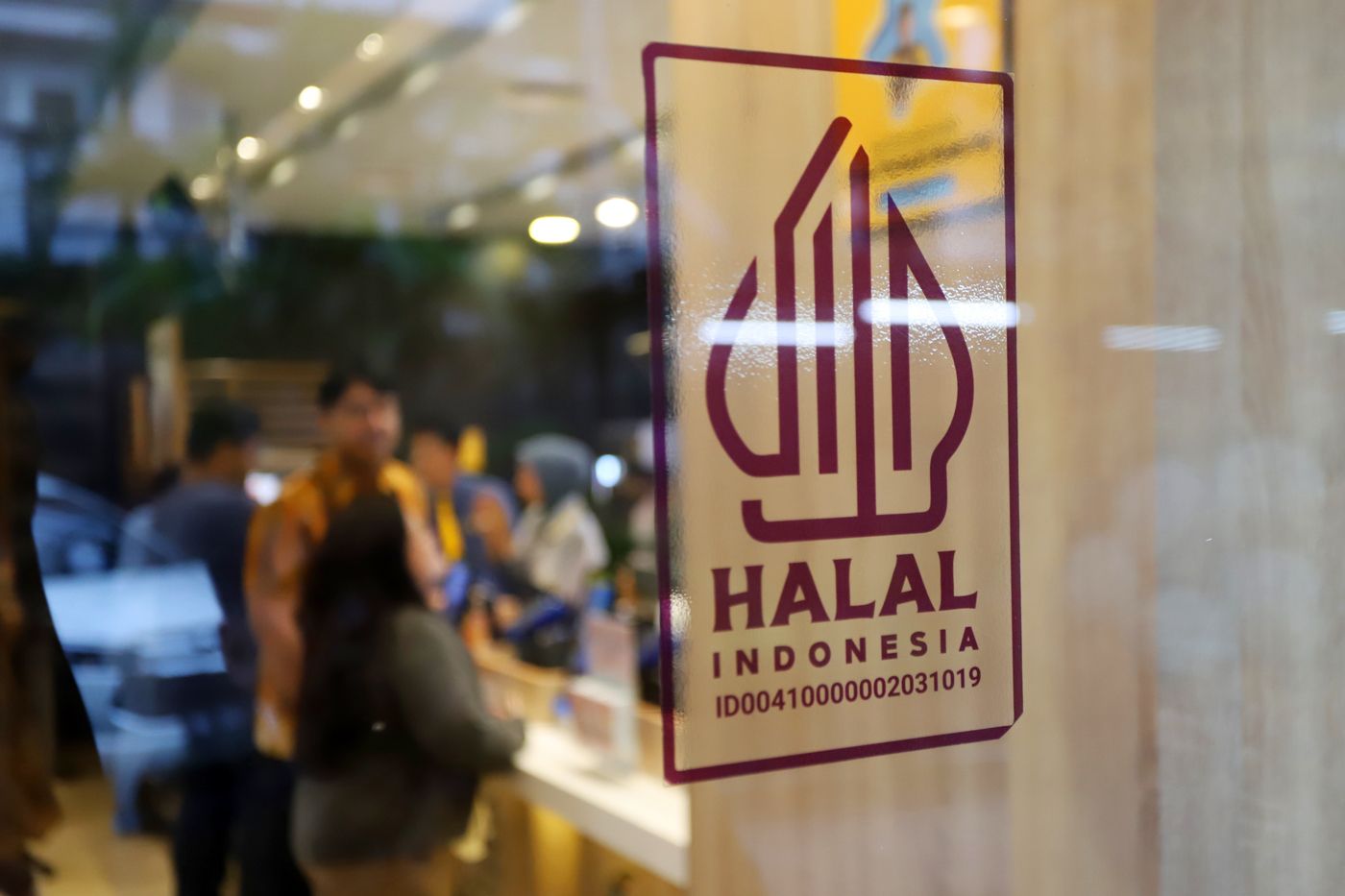 Stiker Halal yang tertempel di pintu masuk salah satu makanan siap saji