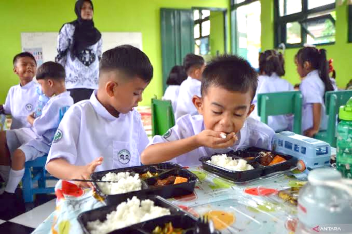 Ilustrasi siswa SD yang sedang mengkonsumsi MBG.