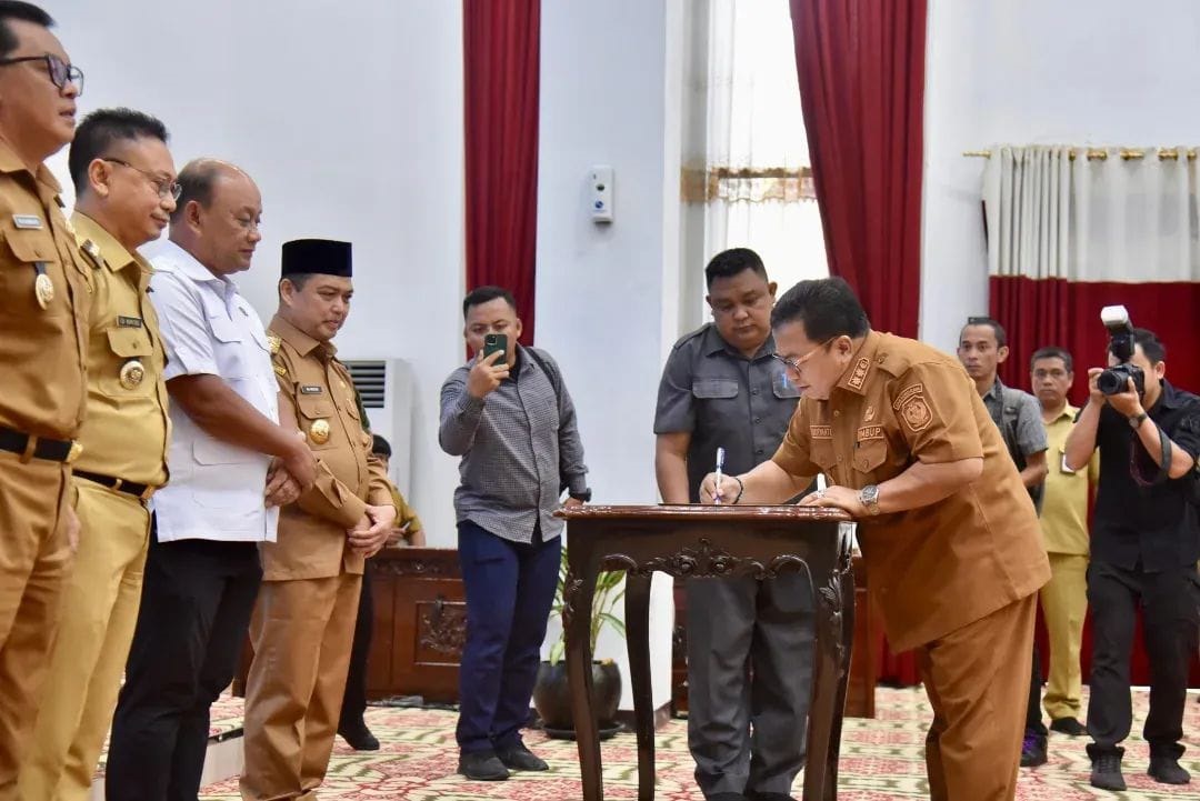 KESEPAHAMAN: Wabup Kubu Raya, Sukiryanto menandatangani nota kesepahaman dengan Badan Gizi Nasional sebagai wujud dukungan Pemkab Kubu Raya  terhadap pelaksanaan Program Makan Bergizi Gratis (MBG).