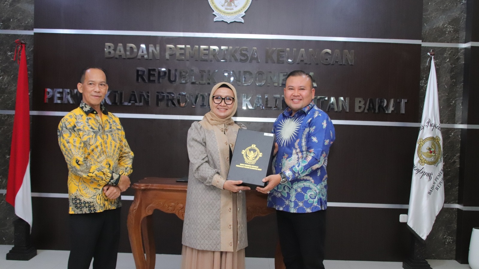 LHP: Bupati Melawi H Dadi Sunarya Usfa Yursa didampingi Wakil Ketua DPRD Melawi Marwan saat menerima LHP Pemkab Melawi TA 2024 dari BPK RI Perwakilan Provinsi Kalimantan Barat.