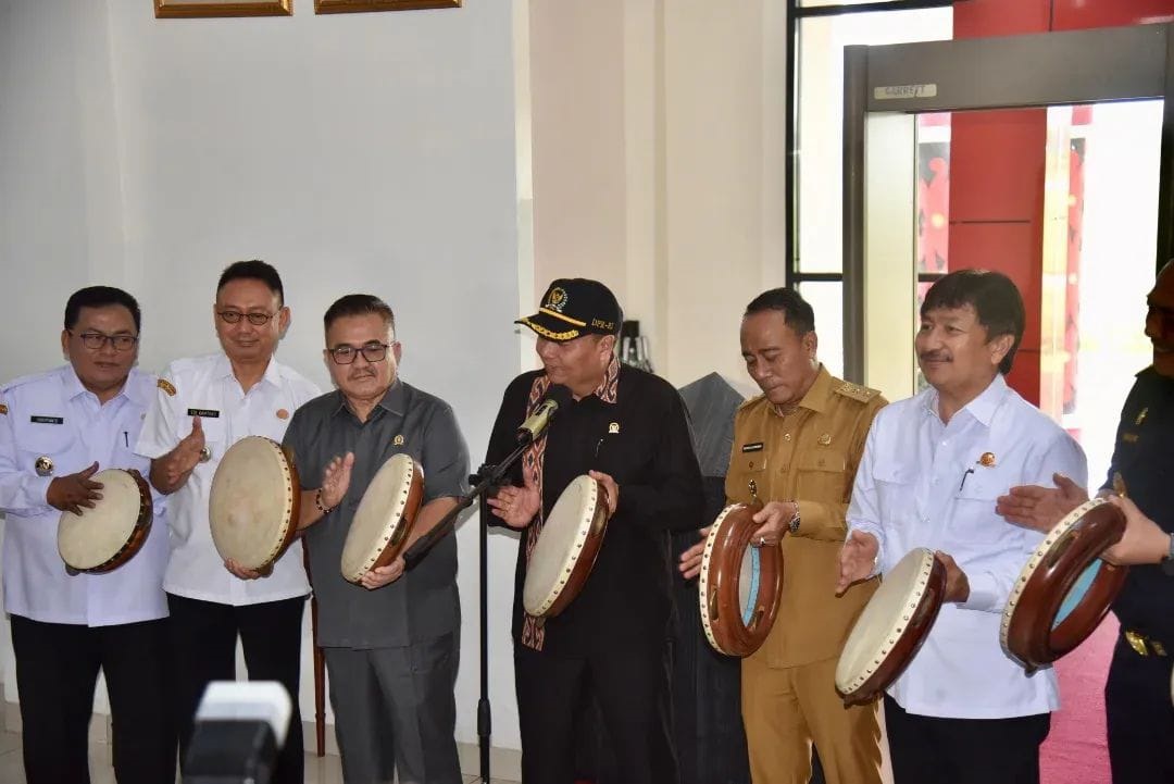 PERESMIAN: Wabup Kubu Raya, Sukiryanto (kiri) mendampingi Ketua Komisi V DPR RI, Lasarus kembali meresmikan reaktivasi Bandara Internasional Supadio, Rabu (4/6) di Raung VIP Bandara Supadio.