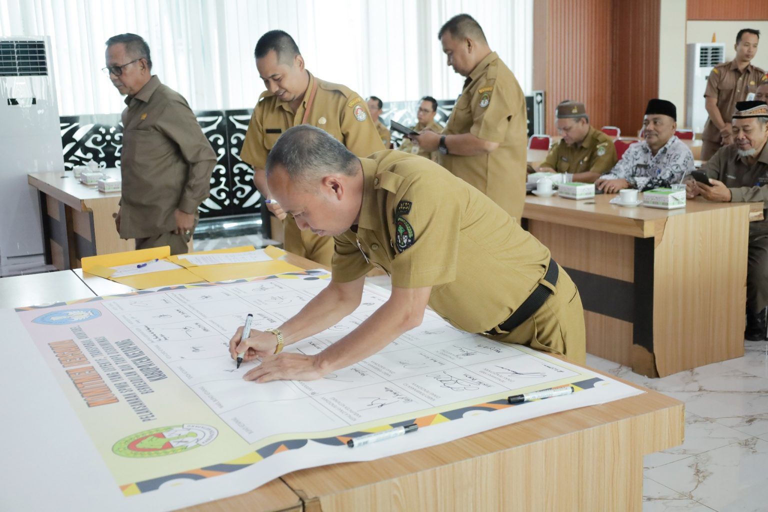 KOMITMEN BERSAMA: Sekda Ketapang, Repalianto, menandatangani komitmen bersama pelaksanaan SPMB di Kantor Bupati Ketapang, Selasa (3/6).