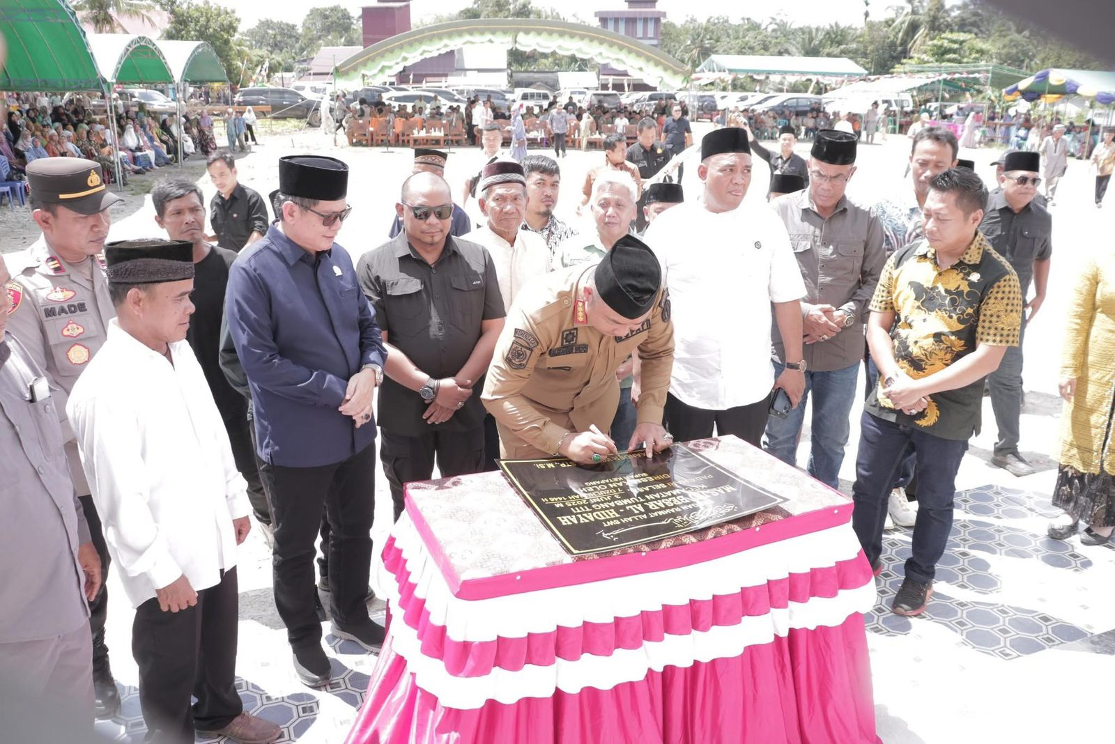 RESMIKAN: Bupati Ketapang, Alexander Wilyo, menandatangani prasasti peresmian Masjid Besar Al-Hidayah di Desa Titi Baru, Kecamatan Tumbang Titi, Selasa (3/6).