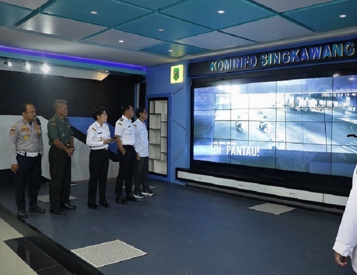 CCTV: Wali Kota dan Wakil Wali Kota Singkawang melihat CCTV integrasi di TCM room.
