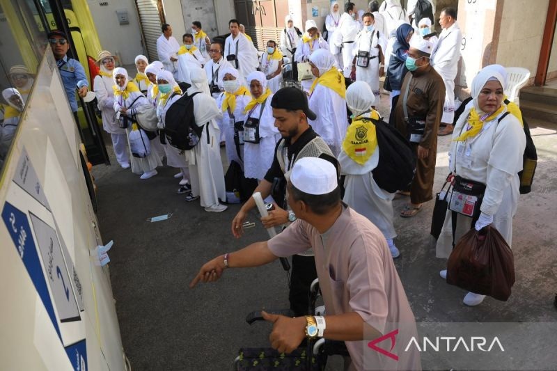 NAIK BUS: Jamaah calon haji Indonesia antre memasuki bus yang akan membawa mereka menunaikan wukuf di Arafah, Makkah, Arab Saudi, Rabu (4/6/2025).