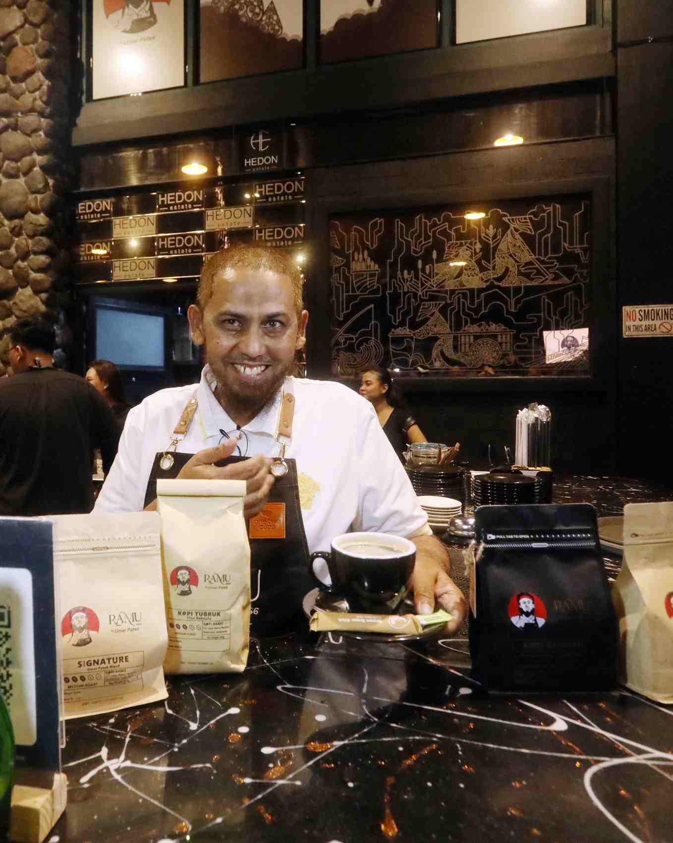 KOPI: Umar Patek saat peluncuran Kopi Ramu di Hedon Estate, Surabaya, Selasa (3/6) malam