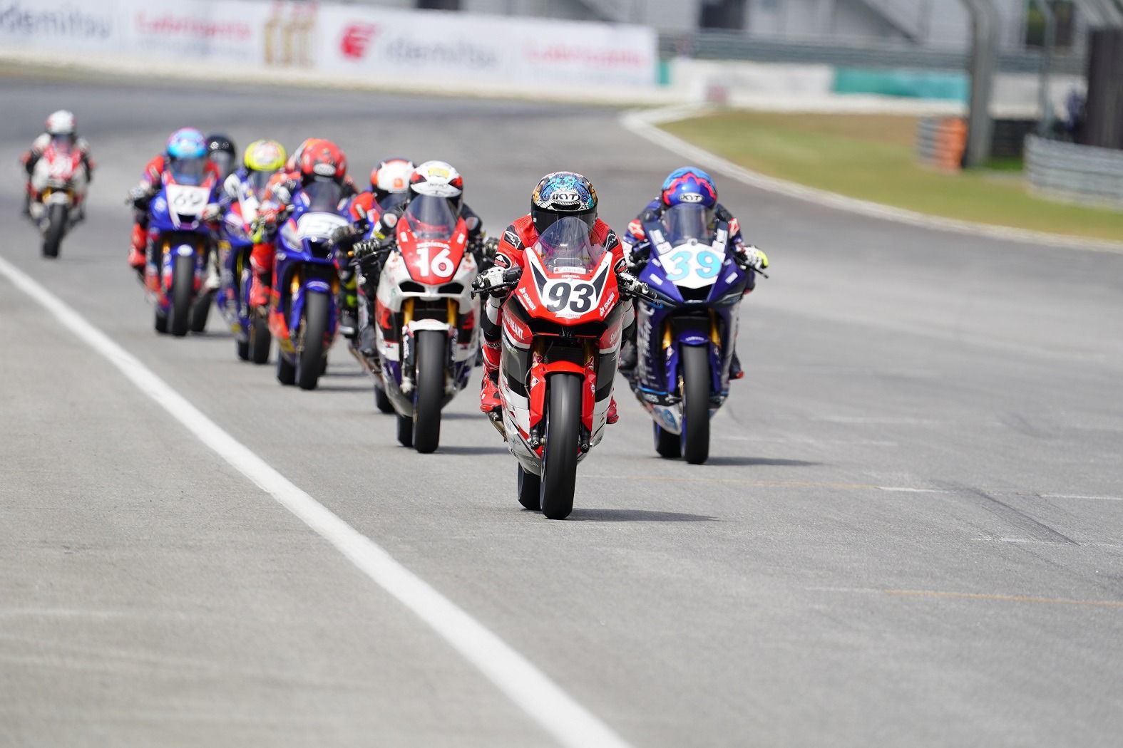 Fadillah Arbi Aditama melesat di lintasan Sepang, mempertahankan posisi puncak klasemen AP250 ARRC 2025 dengan semangat juang tinggi.