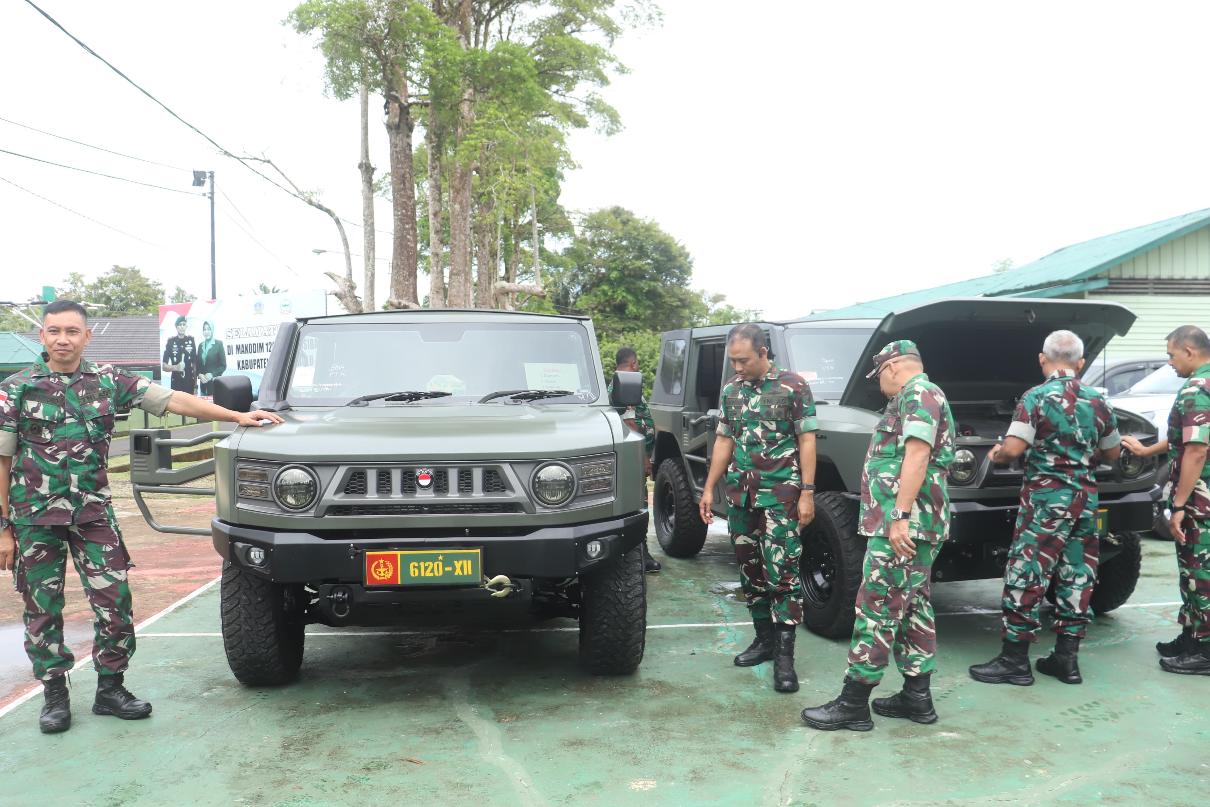 KENDARAAN  : Pengecekan kendaraan dinas baru Rantis di Kodim Putussibau dilakukan langsung Danrem.
