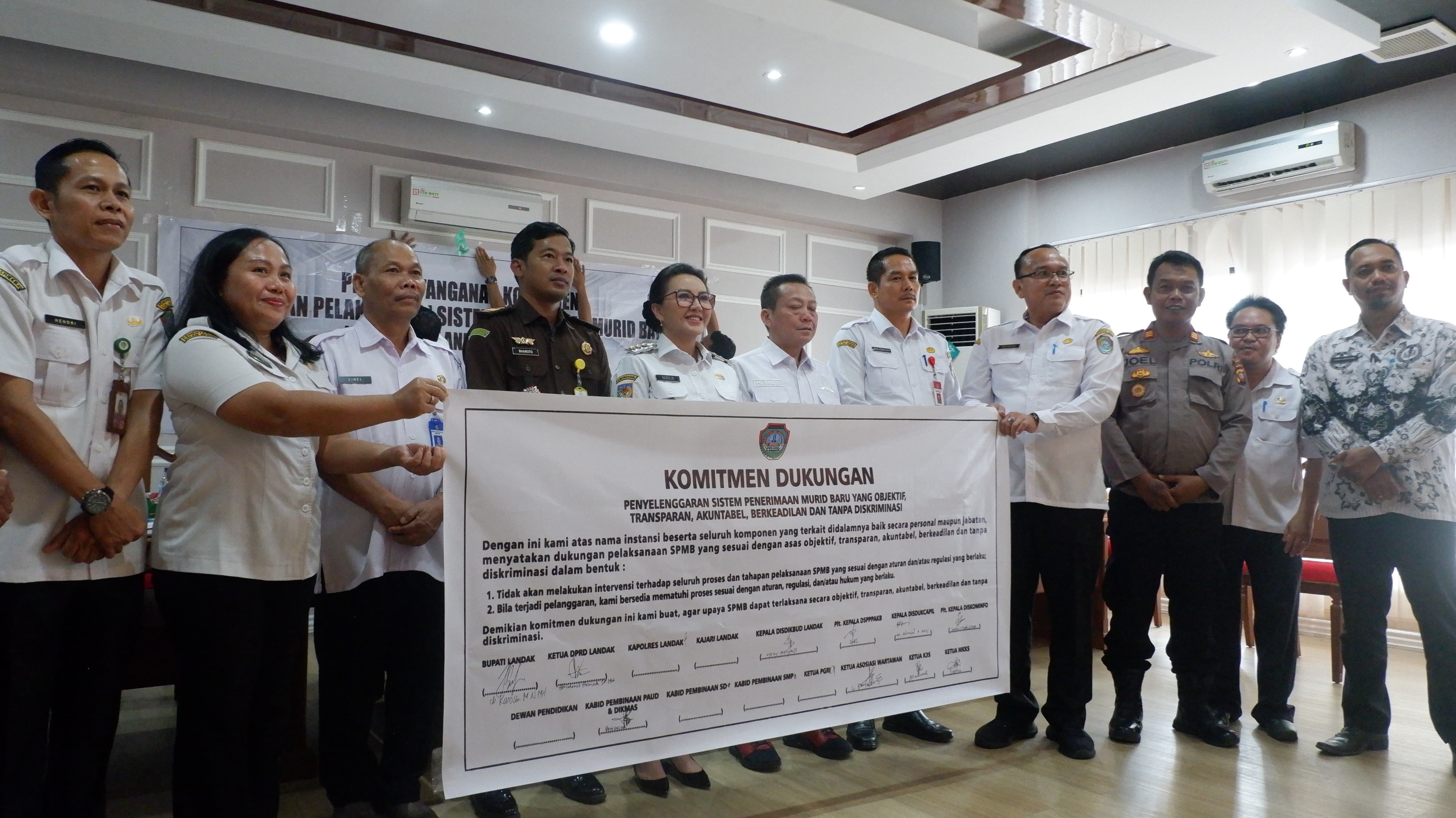 DUKUNGAN : Bupati Landak Karolin Margret Natasa bersama stakeholder saat membentangkan poster berisi komitmen dukungan pelaksanaan SPMB di Kabupaten Landak.
