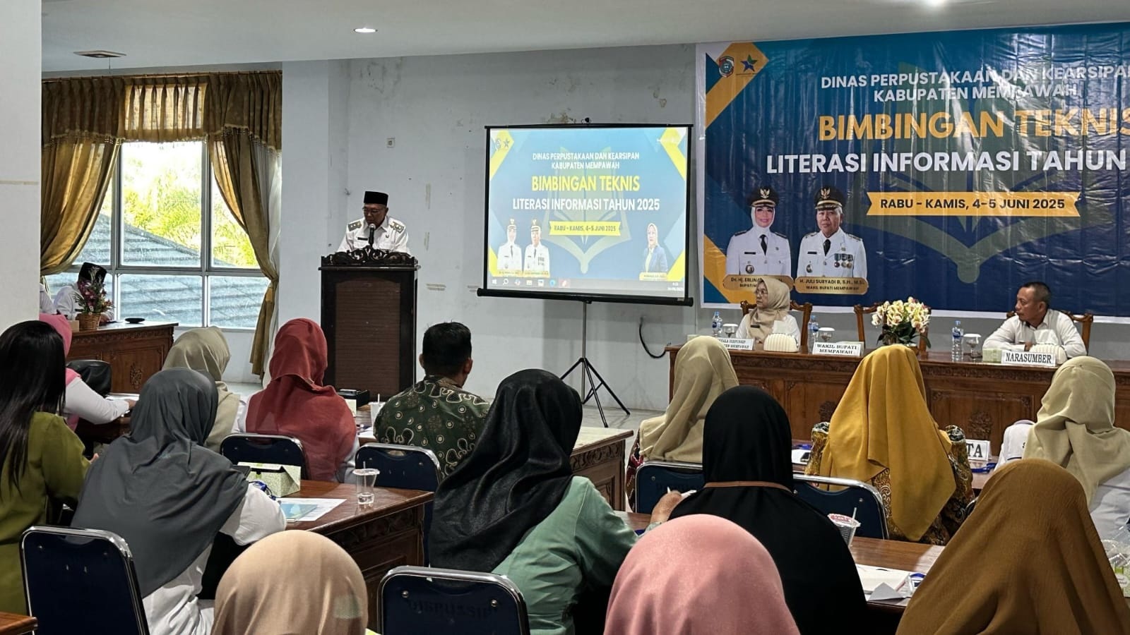 BERI SAMBUTAN: Wabup Mempawah memberikan sambutan saat pembukaan Bimtek Literasi Informasi.