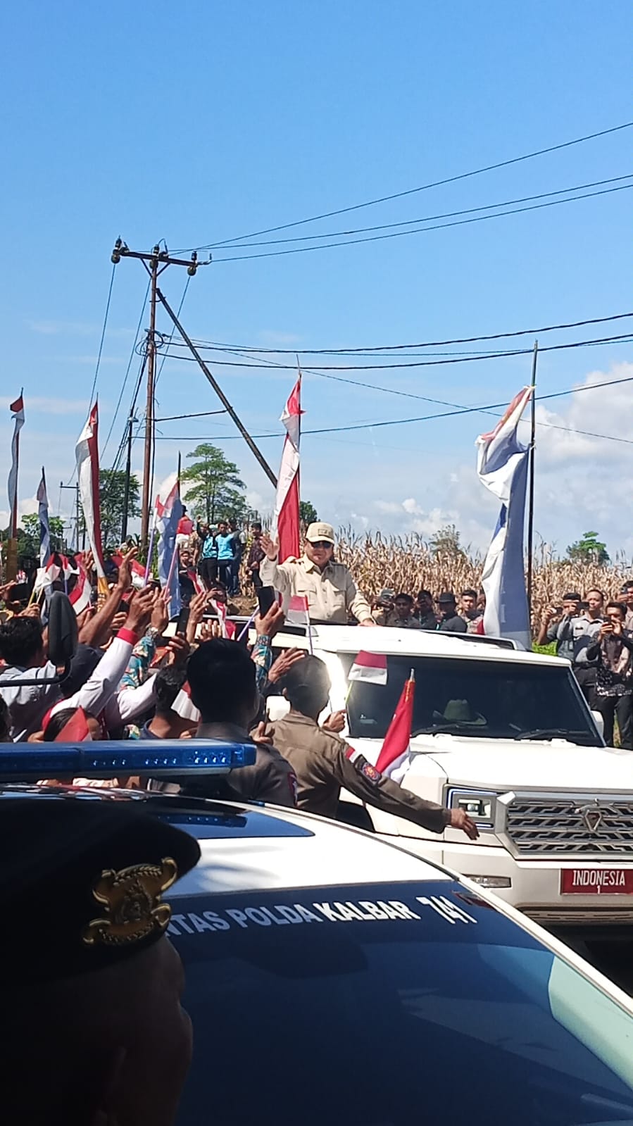 TIBA : Presiden Republik Indonesia Prabowo Subianto, saat tiba di lokasi panen raya jagung serentak Kuartal ke II, di Lahan Lanud Harry Hadisoemantri, Kecamatan Sanggau Ledo, Kabupaten Bengkayang.