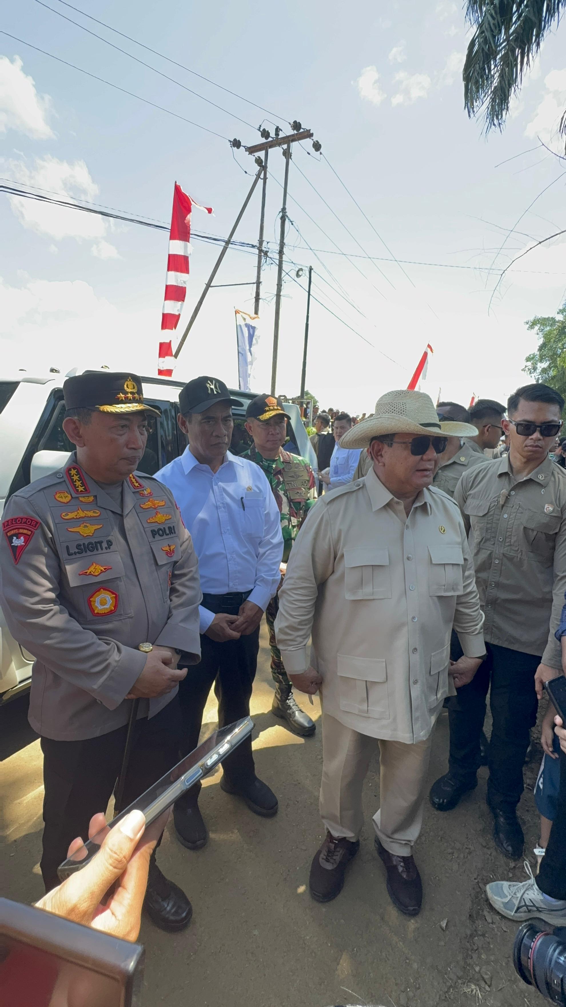 WAWANCARA: Presiden Prabowo Subianto saat diwawancarai sejumlah awak media di lokasi panen raya jagung serentak dan ekspor jagung ke Malaysia Kuartal ke II, di Lahan Lanud Harry Hadisoemantri.