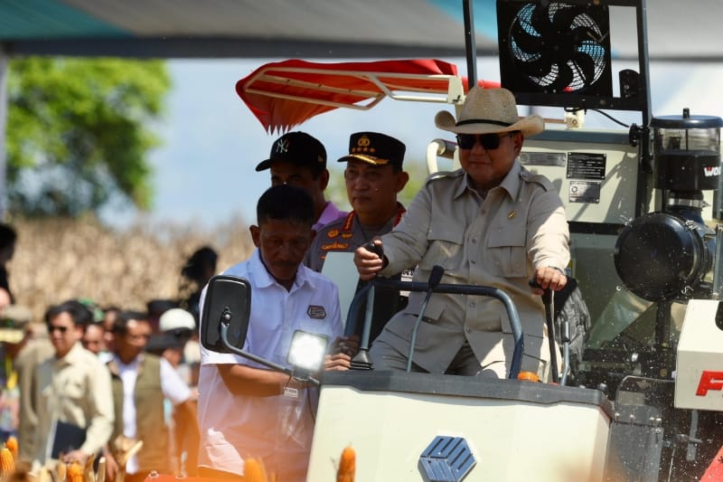 Presiden RI Prabowo Subianto memimpin panen raya jagung serentak di Kabupaten Bengkayang Kalbar, Kamis (5/6).