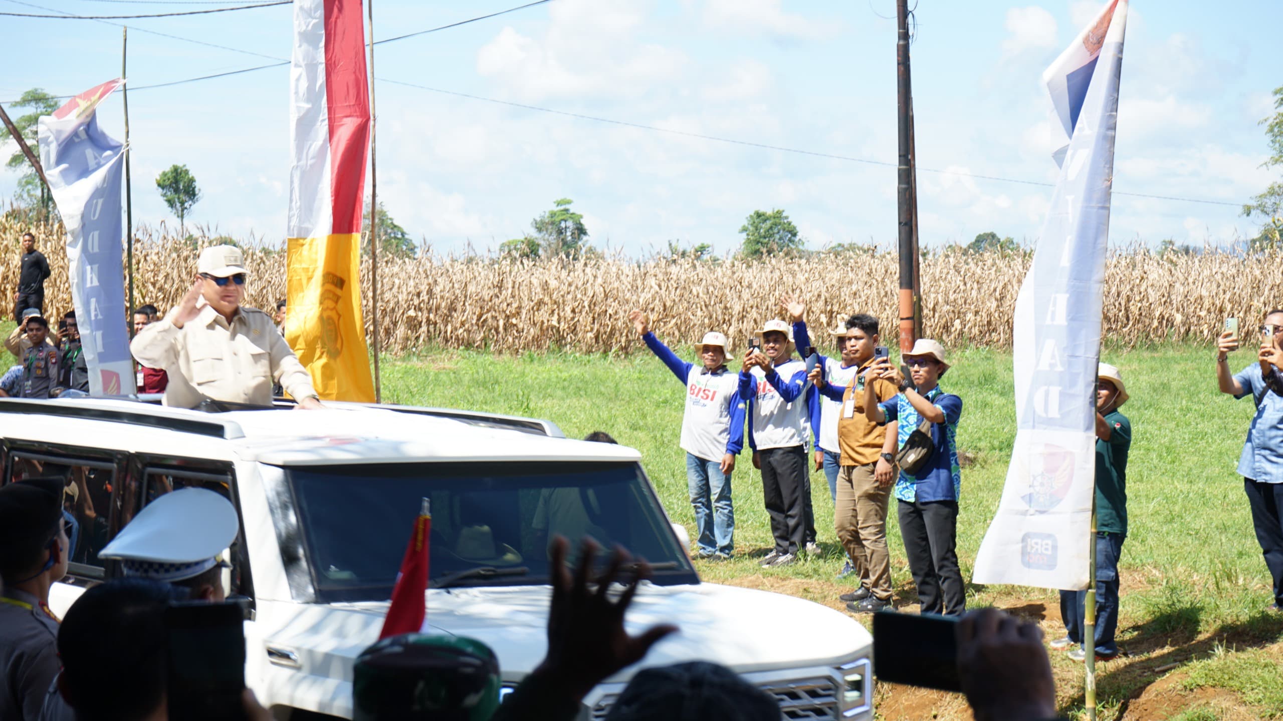 Presiden Prabowo menyapa hangat masyarakat Sanggau Ledo, Kabupaten Bengkayang, dalam momen bersejarah Panen Raya Nasional Kuartal II. Semangat ketahanan pangan dari perbatasan Indonesia (5/6).